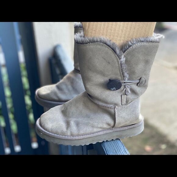 UGG® Women’s Bailey Button II Boots Beige  Sz 6 US - Picture 1 of 9